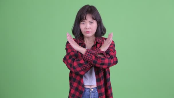 Стрессовая азиатская хипстерша показывает стоп-жест — стоковое видео