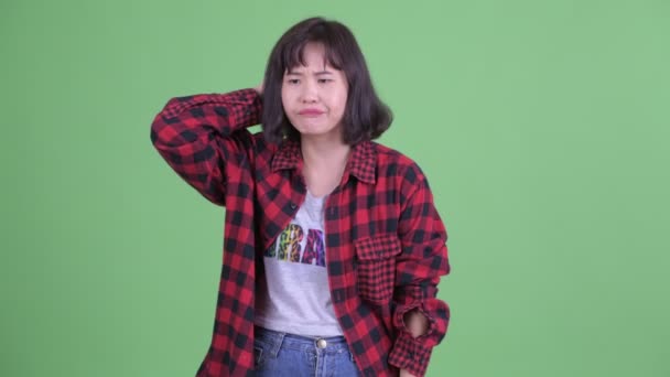 Confused Asian hipster woman scratching head — Stock Video