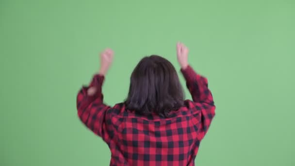 Bakifrån av glad asiatisk hipster kvinna med knytnävar upp — Stockvideo