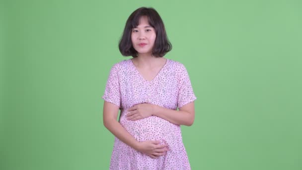 Feliz asiático embarazada mujer siendo entrevistado — Vídeos de Stock