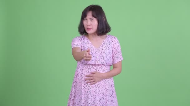 Θυμωμένη Ασιάτισσα έγκυος να παραπονιέται και να δείχνει την κάμερα — Αρχείο Βίντεο