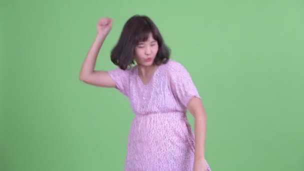 Heureux asiatique enceinte femme danse — Video