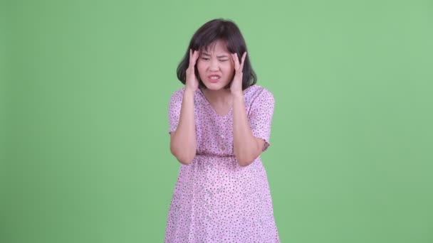 Gestresste Aziatische zwangere vrouw met hoofdpijn — Stockvideo