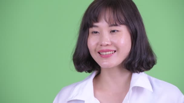 Visage de heureux belle asiatique femme d'affaires pensée — Video