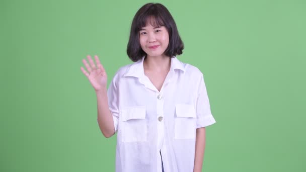 Mutlu güzel Asya işkadını el sallayarak — Stok video
