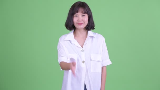 Felice bella donna d'affari asiatica dando stretta di mano — Video Stock