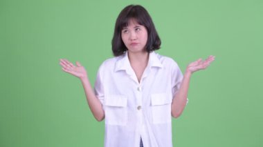 Omuzlarında shrugging karışık Asya iş kadını