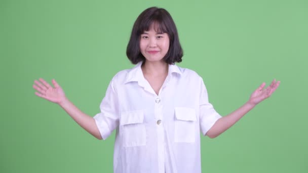 Šťastné krásné asijské podnikatelka srovnání něco — Stock video