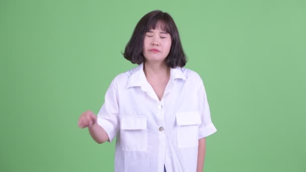 Smutná Asijská podnikatelka dává palec dolů — Stock video