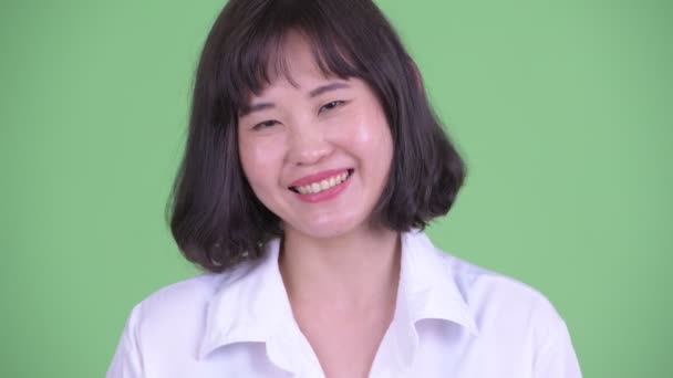 Rostro de feliz asiática empresaria asintiendo con la cabeza sí — Vídeos de Stock