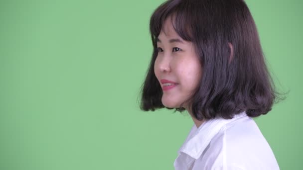 Closeup perfil vista de feliz bela mulher de negócios asiática sorrindo — Vídeo de Stock