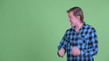 Mutlu genç hippi bir şeye dokunuyor ve iyi haberler alıyor.