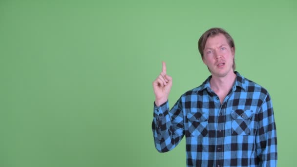 Stressad ung hipster man pekar upp och ser upprörd — Stockvideo