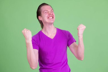 Mutlu genç adamın portresi iyi haberler alıyor.