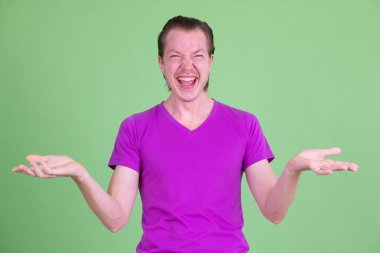 Mutlu genç yakışıklı adam bir şey karşılaştırma portresi