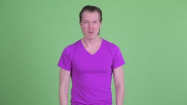 Genç yakışıklı adam iyi haberler alıyor.