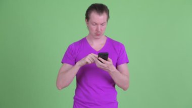 Telefon kullanarak Mutlu genç yakışıklı adam