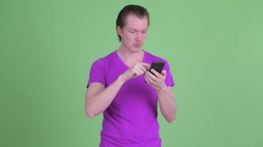 Telefon kullanarak Mutlu genç yakışıklı adam