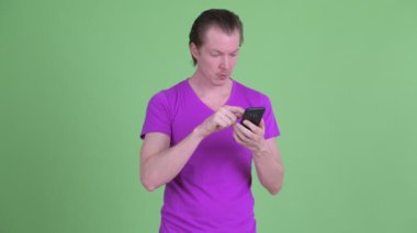 Telefon kullanarak ve Yaşasın vererek mutlu genç yakışıklı adam