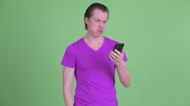 Stresli genç adam telefon kullanıyor ve baş parmağını kaldırıyor.