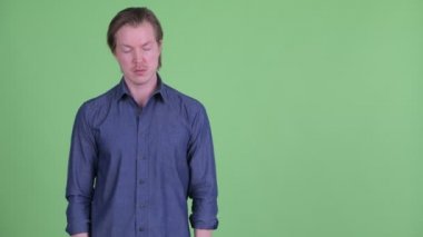 Genç işadamı Asyalı kızgın işadamının çığlıklarıyla uykuya daldı