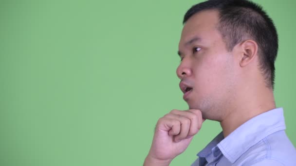 Primer plano vista de perfil de feliz asiático empresario pensando — Vídeos de Stock