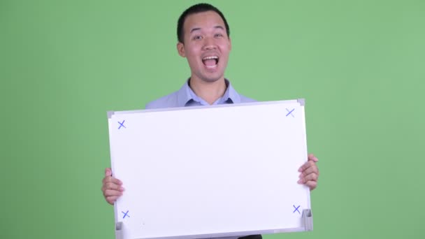 Empresário asiático feliz segurando placa branca — Vídeo de Stock