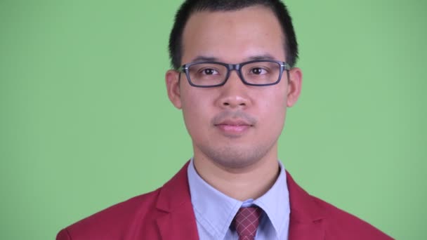 Gezicht van gelukkig aziatische zakenman met bril denken — Stockvideo