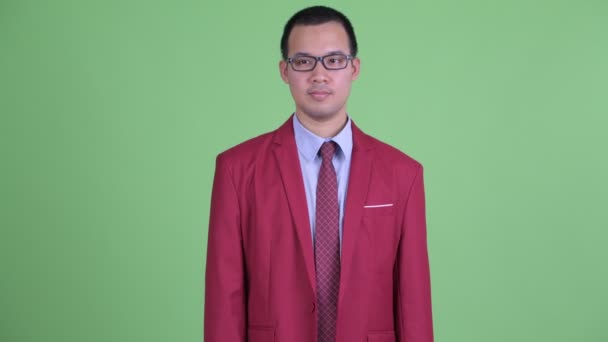Feliz asiático hombre de negocios con anteojos saludando mano — Vídeos de Stock