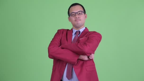 Felice uomo d'affari asiatico con gli occhiali sorridente con le braccia incrociate — Video Stock