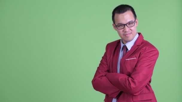 Šťastný asijský podnikatel s brýlemi luskání prsty a ukazující něco — Stock video
