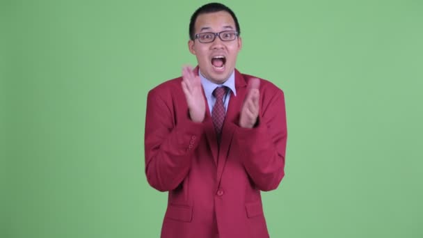 Heureux homme d'affaires asiatique avec des lunettes applaudissements mains — Video