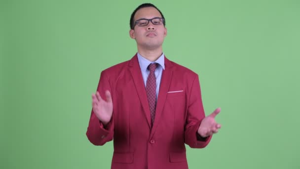 Asian businessman with eyeglasses clapping hands — Stock Video