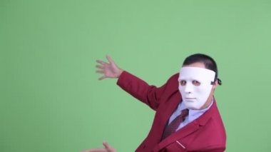 Beyaz maskeli Asyalı işadamı dramatik davranıyor.