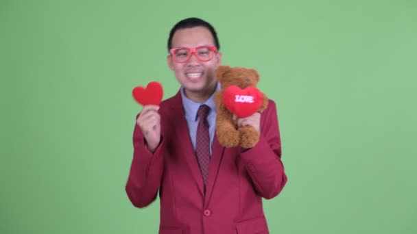 バレンタインデーの準備ができて眼鏡を持つ幸せなアジアのビジネスマン — ストック動画