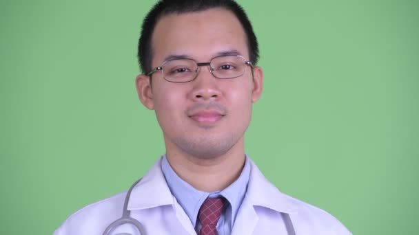 Cara de hombre asiático feliz médico con gafas sonriendo — Vídeos de Stock