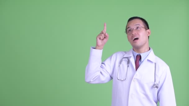 Felice asiatico uomo medico pensare mentre puntando fino — Video Stock