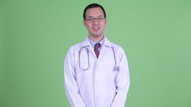 Felice asiatico uomo medico con occhiali essere intervistato — Video Stock