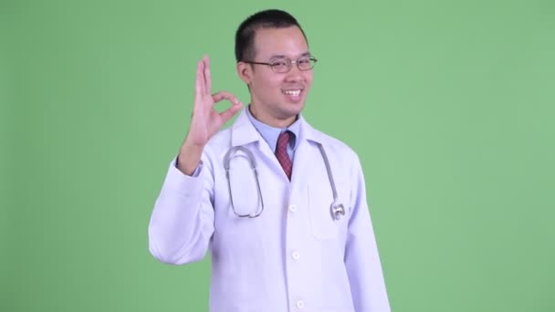 좋은사인 이 있는 행복 한 아시아 남자 의사 — 비디오
