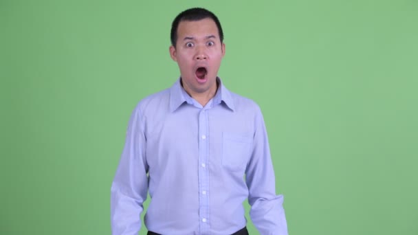 Студия стресса азиатского бизнесмена получает плохие новости — стоковое видео