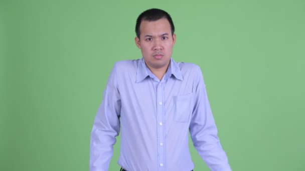 Verwirrter asiatischer Geschäftsmann zuckt mit den Schultern — Stockvideo