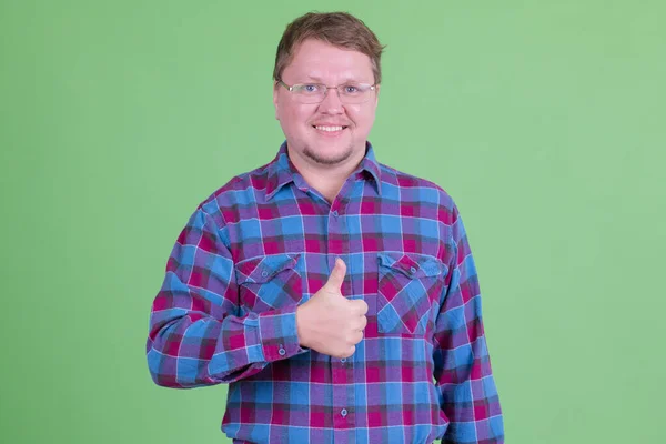 Ευτυχισμένος υπέρβαρος γενειοφόρος hipster άνθρωπος δίνει αντίχειρες επάνω — Φωτογραφία Αρχείου
