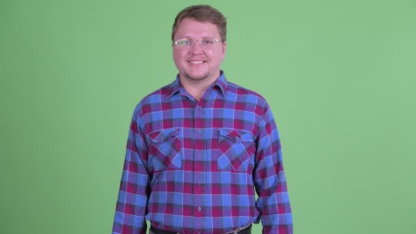 Happy overweight bearded hipster man smiling — Stock Video