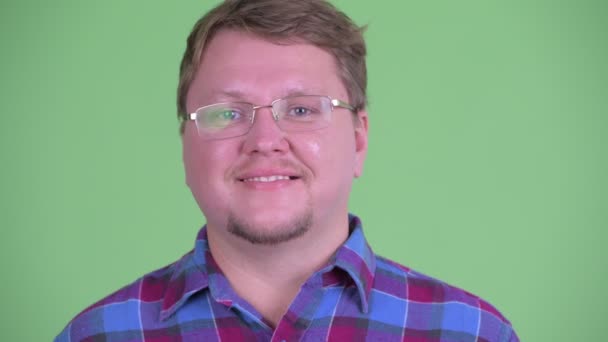 Face of happy overweight bearded hipster man smiling — Stock Video