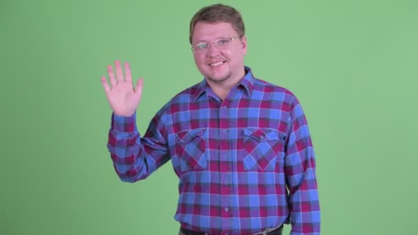 Happy overweight bearded hipster man waving hand — Stock Video