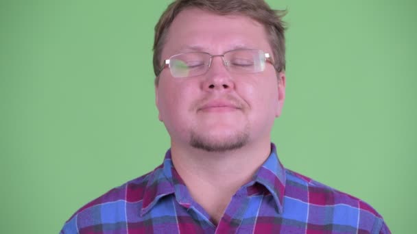 Πρόσωπο του χαρούμενου υπέρβαρου γενειοφόρου hipster άνθρωπος χαλάρωση με τα μάτια κλειστά — Αρχείο Βίντεο