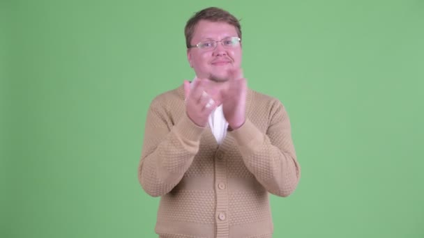 Glad överviktig skäggig man klappar händerna — Stockvideo