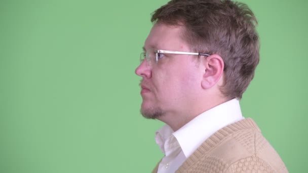 Visão de perfil close-up de homem barbudo com excesso de peso feliz sorrindo — Vídeo de Stock
