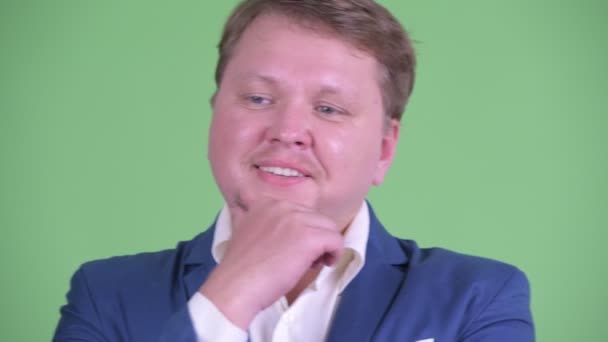 Gesicht eines glücklichen übergewichtigen, bärtigen Geschäftsmannes — Stockvideo