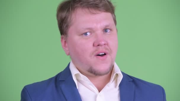 Gesicht eines schwer übergewichtigen, bärtigen Geschäftsmannes, der mit dem Kopf nickt nein — Stockvideo